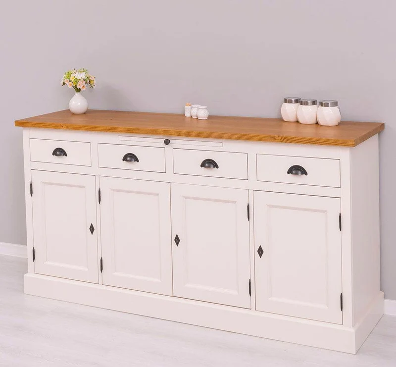 Viertüriges Sideboard aus Massivholz im Landhausstil