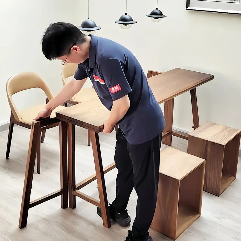Klappbarer Esstisch aus Massivholz mit klappbarer Tischplatte und klappbaren Beinen