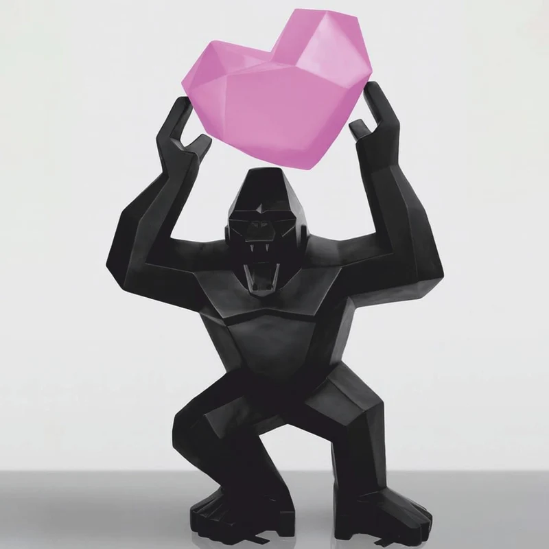 Casa Padrino XXL Deko Skulptur Gorilla mit Herz Schwarz / Rosa H. 146 cm