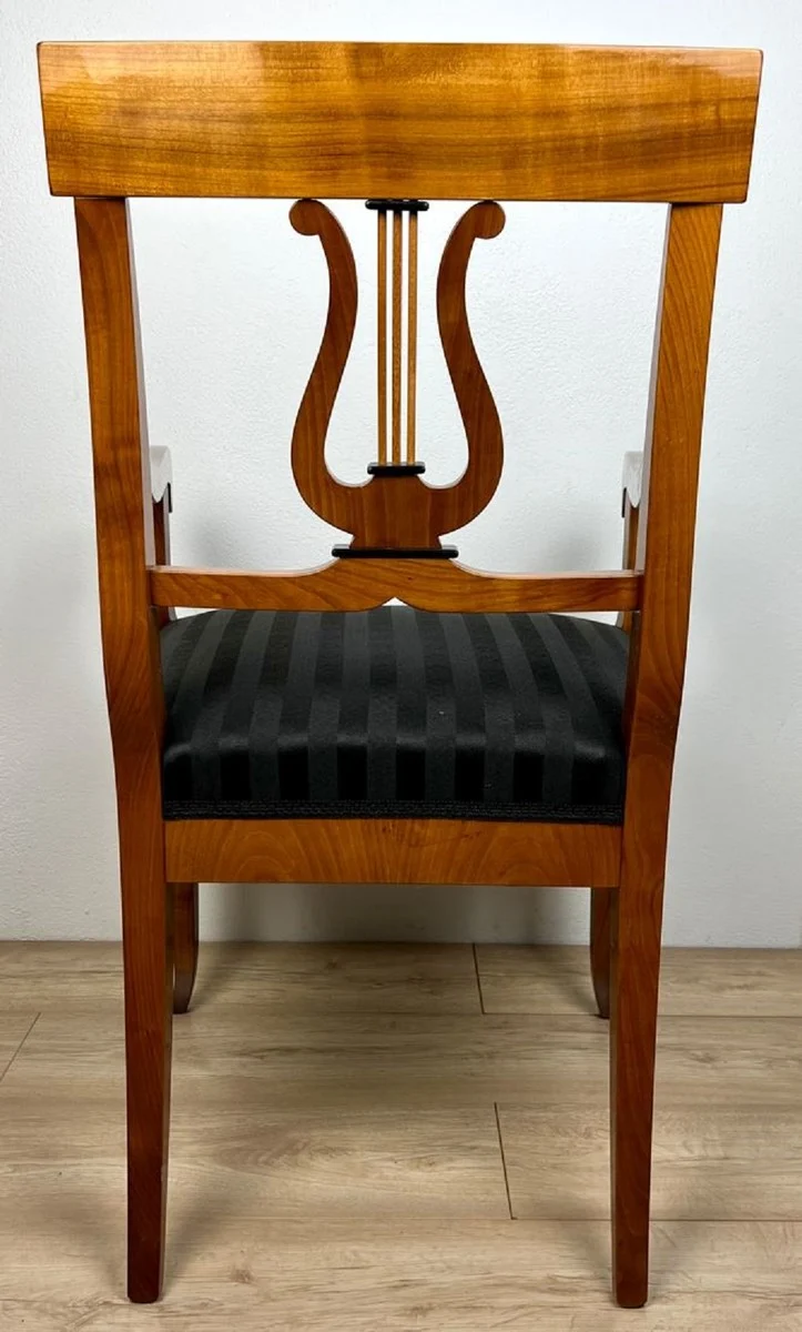 Casa Padrino Luxus Biedermeier Esszimmer Stuhl mit Armlehnen und Streifen Braun / Schwarz 58 x H. 90 cm - Massivholz Küchen Stuhl - Massivholz Esszimmer Möbel - Biedermeier Esszimmer Möbel