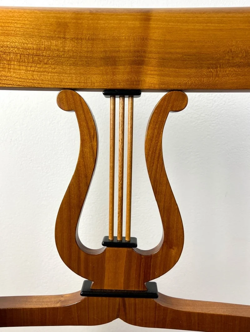 Casa Padrino Luxus Biedermeier Esszimmer Stuhl mit Armlehnen und Streifen Braun / Schwarz 58 x H. 90 cm - Massivholz Küchen Stuhl - Massivholz Esszimmer Möbel - Biedermeier Esszimmer Möbel