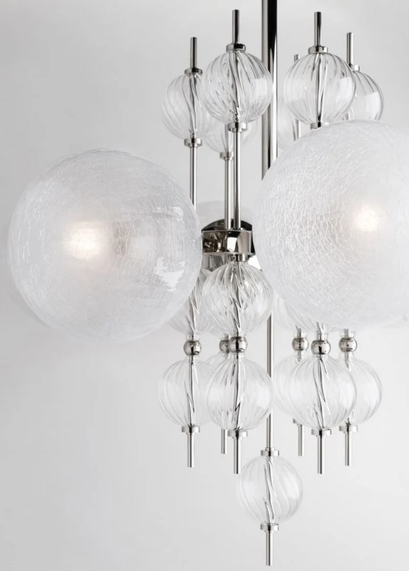 Casa Padrino Luxus Kronleuchter Silber Ø 85 x H. 82,5 cm - Moderner Metall Kronleuchter mit geriffelten spiralförmigen Hohlglaskugeln und kugelförmigen Glas Lampenschirmen
