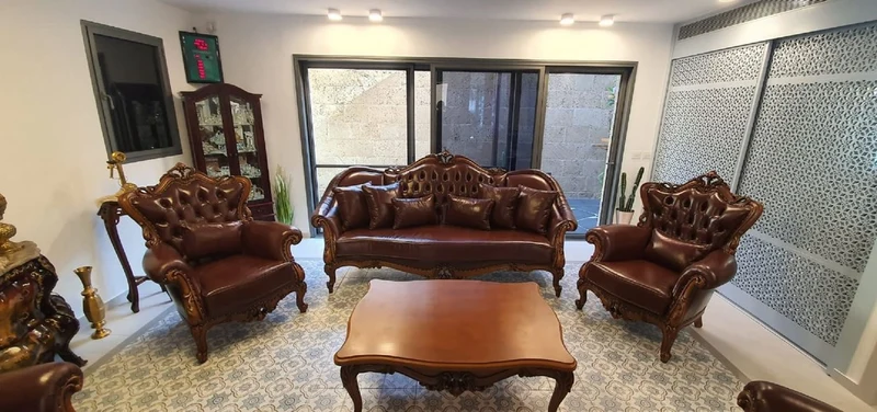 Casa Padrino Luxus Barock Leder Sessel Dunkelbraun / Braun - Wohnzimmer Echtleder Sessel mit dekorativem Kissen - Luxus Wohnzimmer Möbel im Barockstil - Barock Leder Möbel - Möbel Barockstil