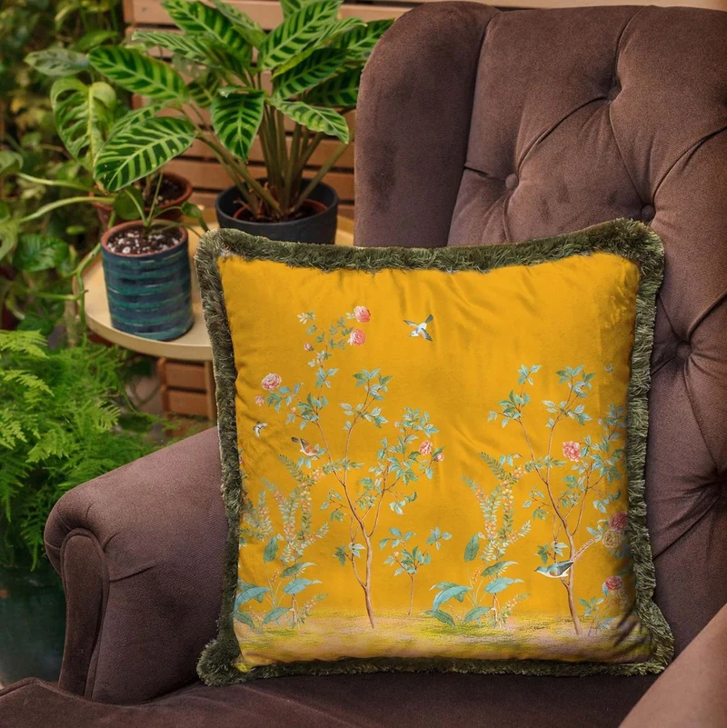 Casa Padrino Luxus Deko Kissen Sträucher mit Blumen & Vögel Gelb / Mehrfarbig / Grün 45 x 45 cm - Bedrucktes Samt Kissen mit Fransen - Luxus Deko Accessoires