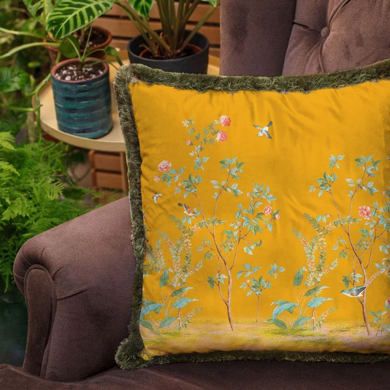 Casa Padrino Luxus Deko Kissen Sträucher mit Blumen & Vögel Gelb / Mehrfarbig / Grün 45 x 45 cm - Bedrucktes Samt Kissen mit Fransen - Luxus Deko Accessoires