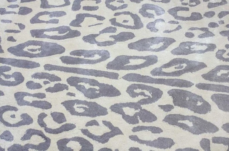 Casa Padrino Luxus Viskose Teppich mit Leoparden Design Grau / Creme / Schwarz 160 x 230 cm - Ovaler Wohnzimmer Teppich - Moderner Schlafzimmer Teppich - Luxus Interior - Luxus Qualität