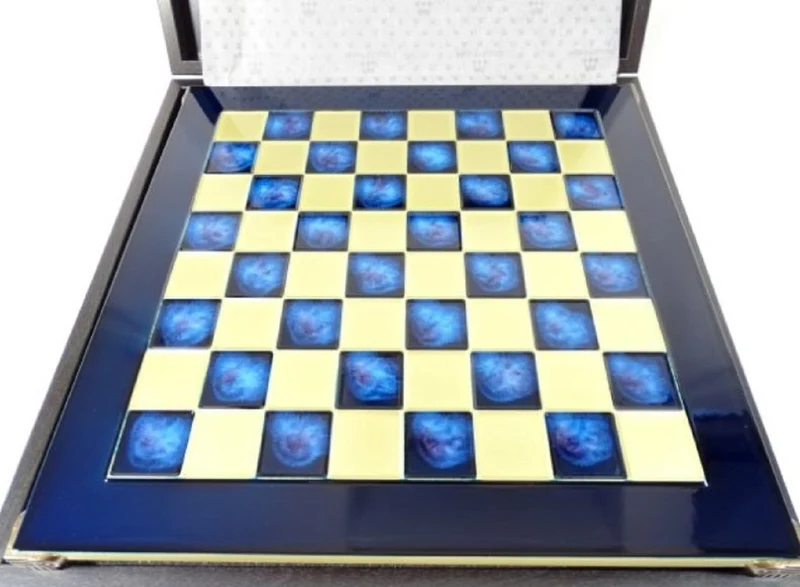 Casa Padrino Luxus Schach Set Schwarz / Blau / Gold / Silber / Messing 36 x 36 cm - Modernes Schachspiel - Handbemaltes Messing Schachbrett mit Metall Schachfiguren - Luxus Deko Accessoires