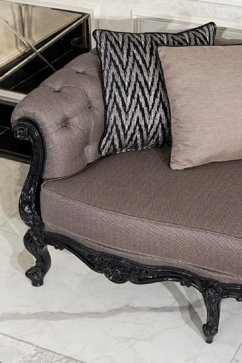 Casa Padrino Luxus Barock Wohnzimmer Sofa Grau / Schwarz - Handgefertigtes Barockstil Sofa mit dekorativen Kissen - Luxus Wohnzimmer Möbel im Barockstil - Barock Möbel - Edel & Prunkvoll