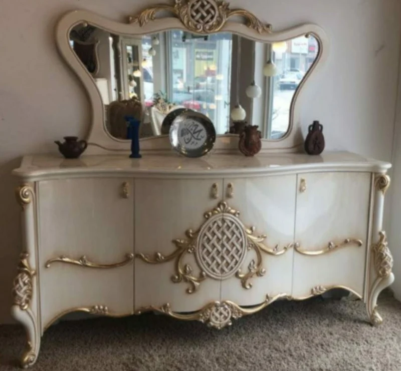 Casa Padrino Luxus Barock Möbel Set Sideboard mit Spiegel Weiß / Gold 215 x 60 x H. 105 cm - Prunkvoller Massivholz Schrank mit 4 Türen und elegantem Wandspiegel - Möbel im Barockstil