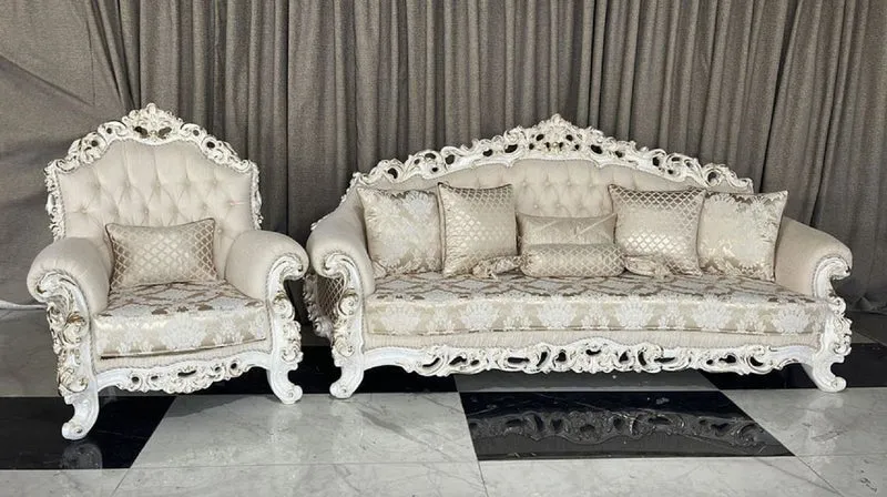 Casa Padrino Luxus Barock Wohnzimmer Set Creme / Weiß / Gold - 2 Barock Sofas & 2 Barock Sessel & 1 Barock Couchtisch - Luxus Wohnzimmer Möbel im Barockstil - Barock Möbel - Edel & Prunkvoll