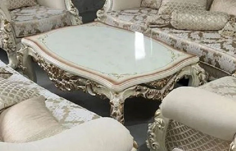 Casa Padrino Luxus Barock Wohnzimmer Set Creme / Weiß / Gold - 2 Barock Sofas & 2 Barock Sessel & 1 Barock Couchtisch - Luxus Wohnzimmer Möbel im Barockstil - Barock Möbel - Edel & Prunkvoll