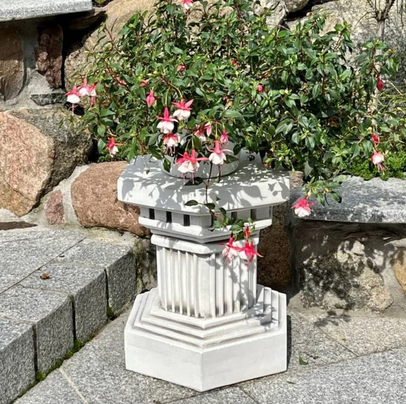 Casa Padrino Barock Garten Deko Säule Weiß / Grau 40 x 40 x H. 43 cm - Antik Stil Stein Säule - Prunkvolle Gartensäule - Barock Garten & Terrassen Deko Accessoires - Gartendeko im Barockstil