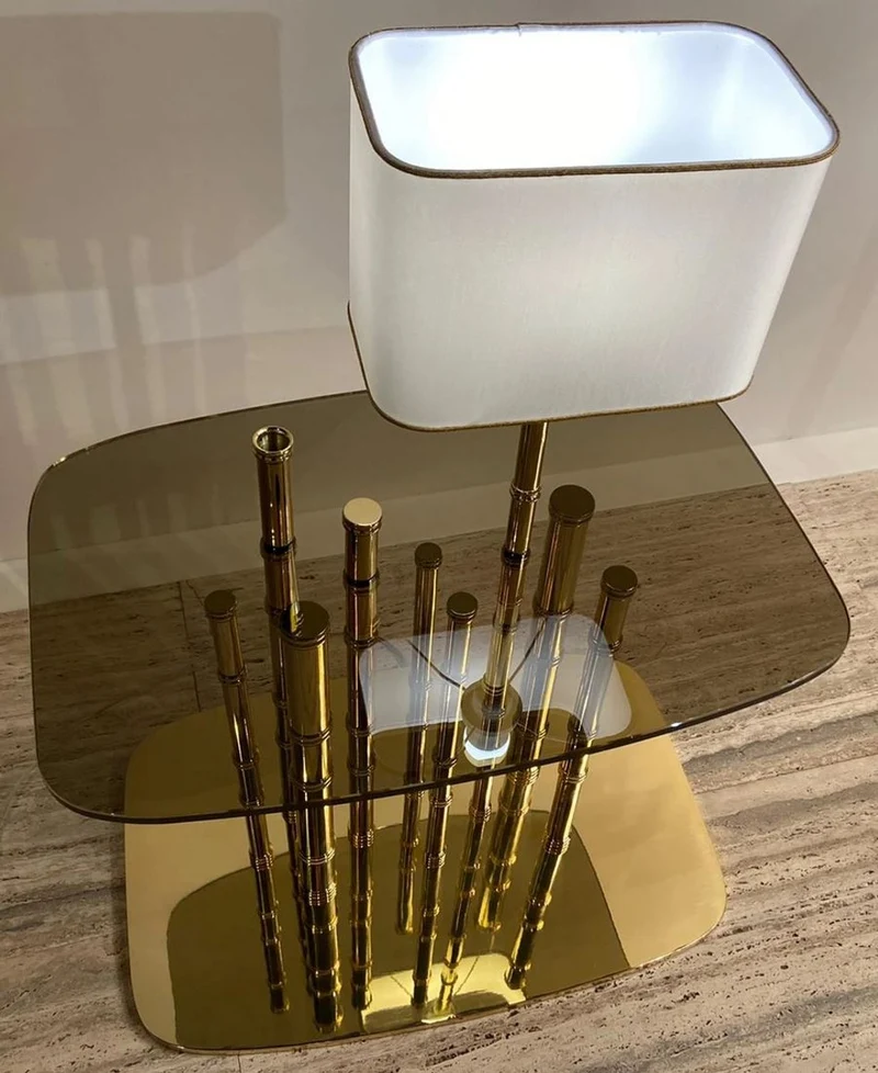 Casa Padrino Luxus Designer Beistelltisch Bambus Gold / Schwarz / Weiß 70 x 45 x H. 40 cm - Vergoldeter Messing Nachttisch mit Glasplatte und integrierter Tischleuchte - Hotel Möbel - Luxus Qualität