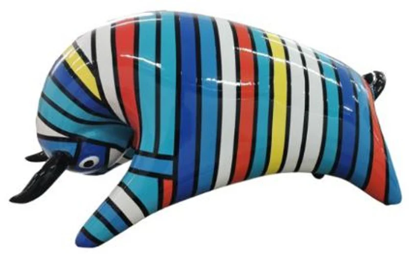 Casa Padrino Designer Dekofigur Stier Bunt Gestreift 50 x H. 25 cm - Wetterbeständige Deko Skulptur - Wohnzimmer Deko - Garten Deko - Designer Deko Tierfigur