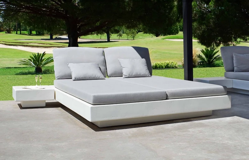 Casa Padrino Luxus Doppel Gartenliege Grau / Matt Weiß 200 x 175 x H. 60 cm - Moderne Wetterbeständige Liege - Poolliege - Garten Hotel Pool Möbel - Luxus Qualität
