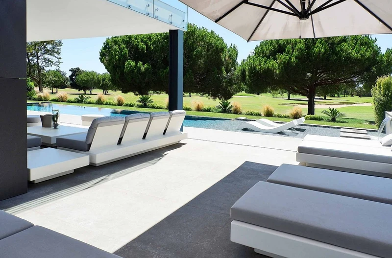 Casa Padrino Luxus 3er Gartensofa Grau / Matt Weiß 210 x 90 x H. 70 cm - Wetterbeständiges Garten Terrassen Sofa - Hotel Möbel - Luxus Qualität