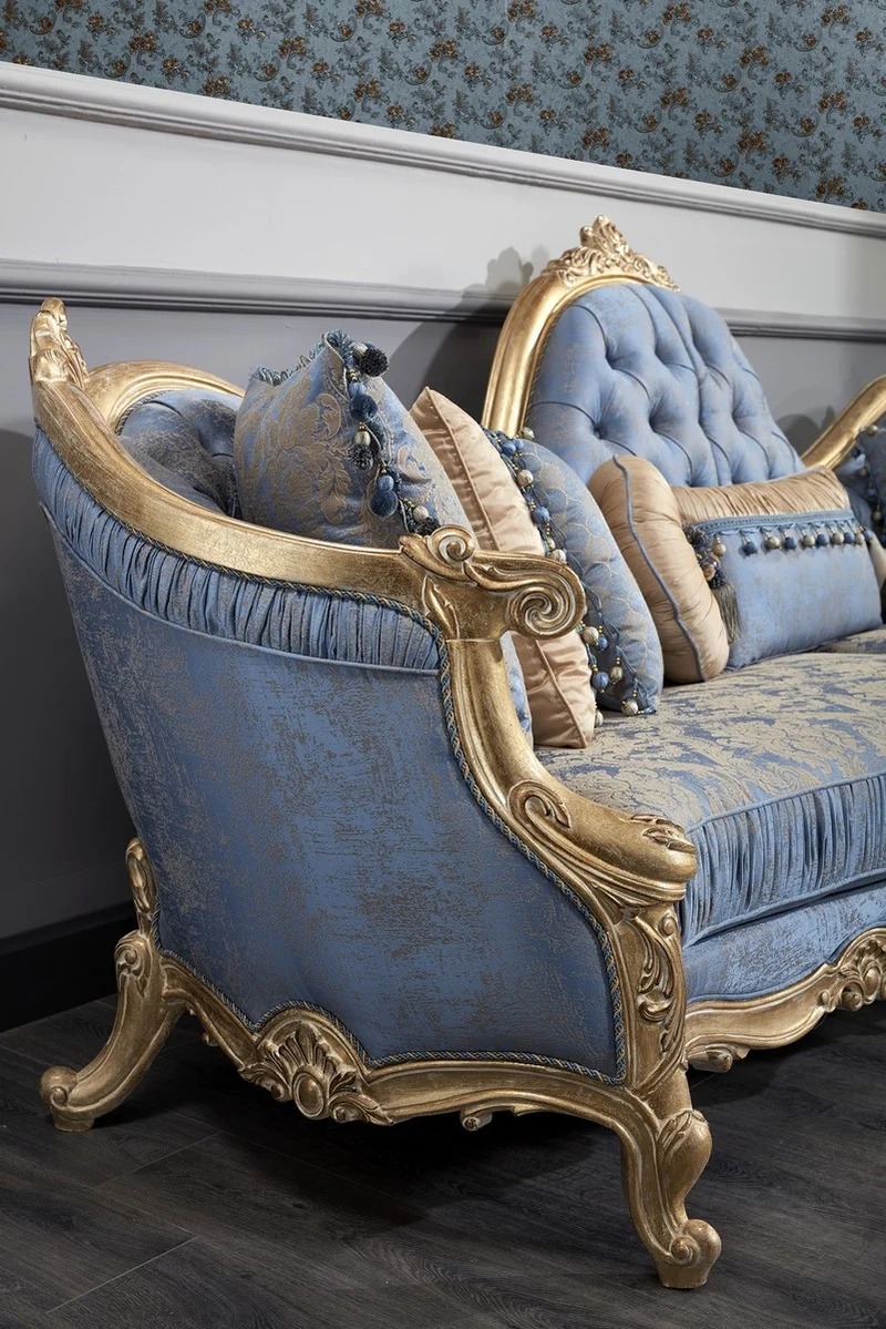 Casa Padrino Luxus Barock Wohnzimmer Set Hellblau / Weiß / Antik Gold - 2 Sofas & 2 Sessel & 1 Couchtisch & 2 Beistelltische - Barock Wohnzimmer Möbel - Edel & Prunkvoll