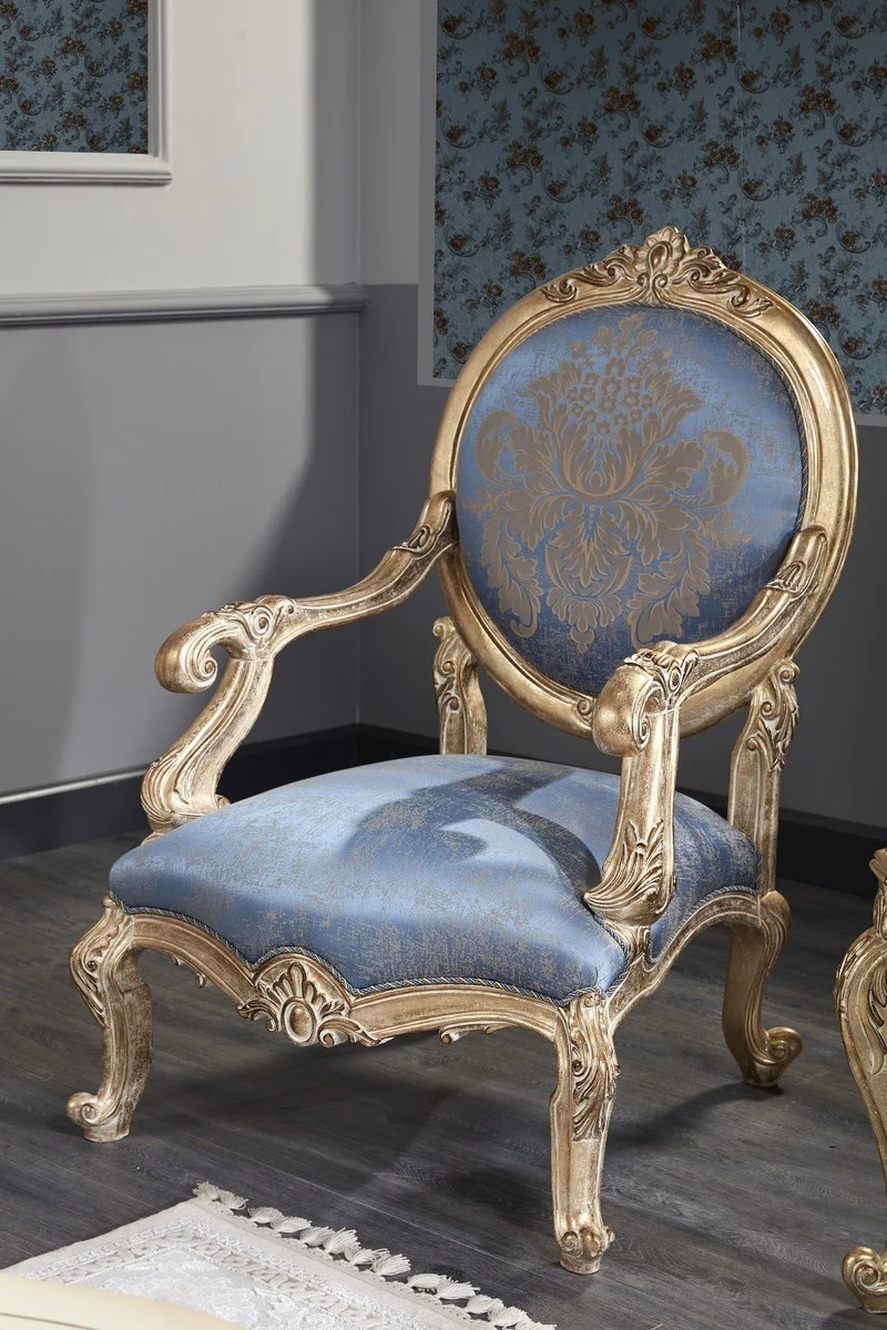 Casa Padrino Luxus Barock Wohnzimmer Set Hellblau / Weiß / Antik Gold - 2 Sofas & 2 Sessel & 1 Couchtisch & 2 Beistelltische - Barock Wohnzimmer Möbel - Edel & Prunkvoll