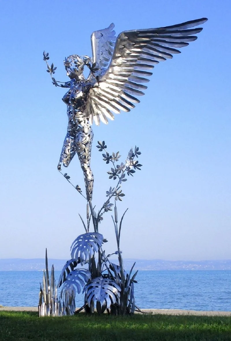 Casa Padrino Luxus Deko Skulptur Engel Silber 200 x 145 x H. 370 cm - Riesige Edelstahl Skulptur - Riesige Garten Deko Figur - Garten Skulpturen - Metall Skulpturen