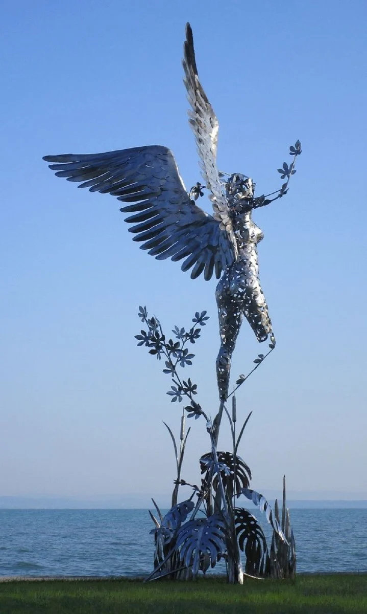 Casa Padrino Luxus Deko Skulptur Engel Silber 200 x 145 x H. 370 cm - Riesige Edelstahl Skulptur - Riesige Garten Deko Figur - Garten Skulpturen - Metall Skulpturen