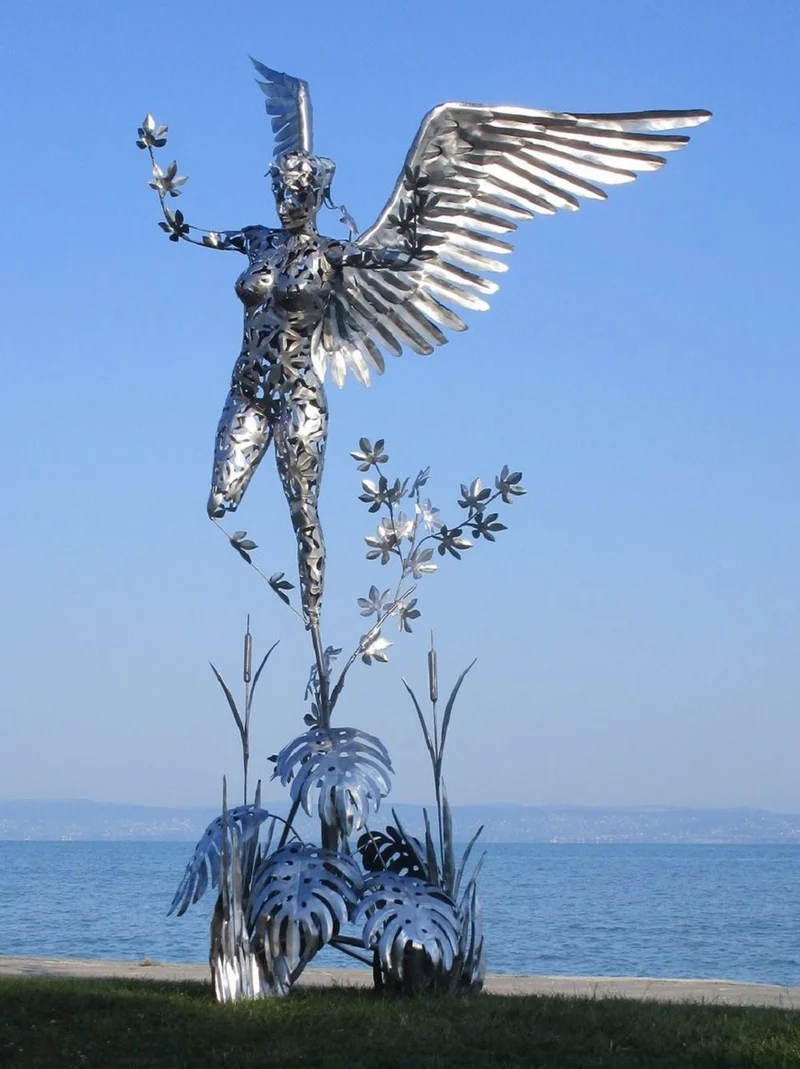 Casa Padrino Luxus Deko Skulptur Engel Silber 200 x 145 x H. 370 cm - Riesige Edelstahl Skulptur - Riesige Garten Deko Figur - Garten Skulpturen - Metall Skulpturen