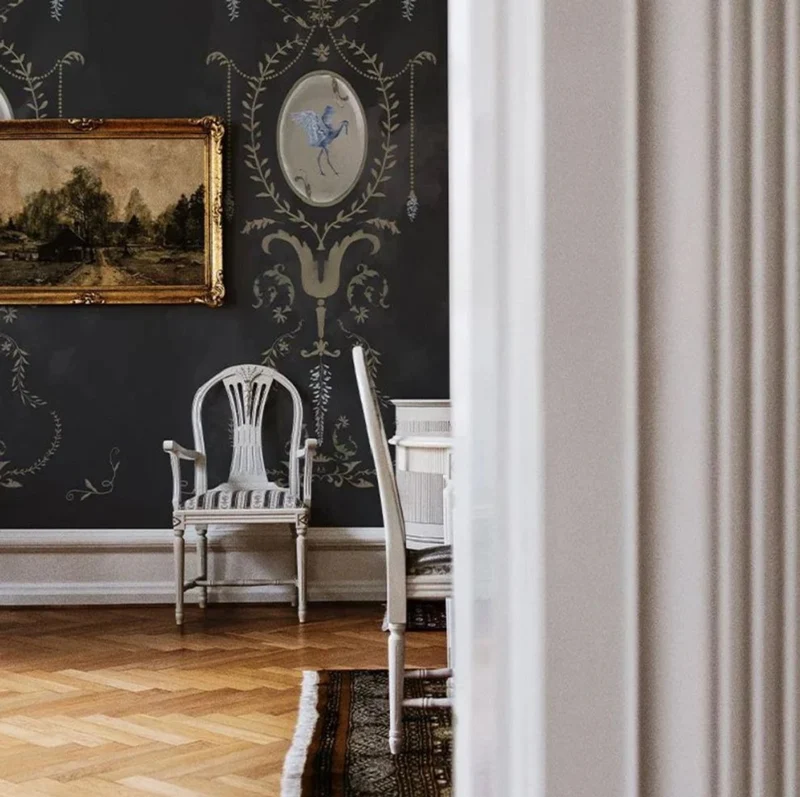 Casa Padrino Luxus Barock Vliestapete Schwarz / Mehrfarbig / Gold - Barockstil Wohnzimmer Tapete mit elegantem Muster - Wanddeko im Barockstil - Barock Tapeten - Tapeten im Barockstil