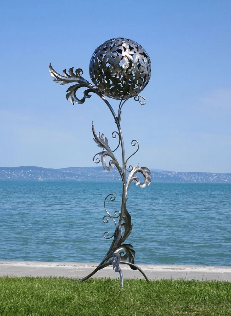 Casa Padrino Barock Edelstahl Garten Skulptur Säule mit Kugel Silber 85 x 82 x H. 200 cm - Handgefertigte Wetterbeständige Garten Dekoration
