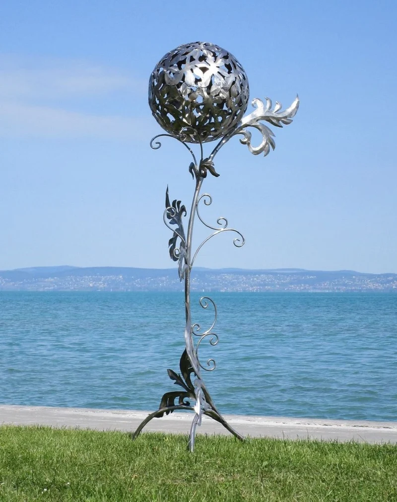 Casa Padrino Barock Edelstahl Garten Skulptur Säule mit Kugel Silber 85 x 82 x H. 200 cm - Handgefertigte Wetterbeständige Garten Dekoration