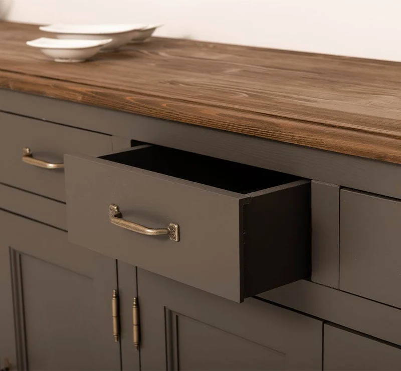Großes Sideboard aus Massivholz mit sechs Schubladen und Türen