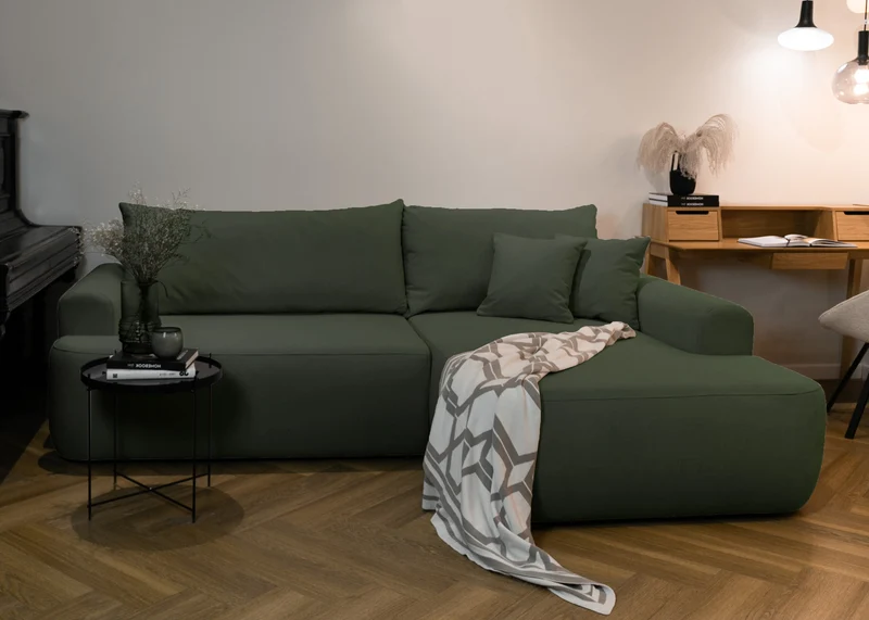 Ecksofa mit Schlaffunktion Ovo, L-förmig, olivgrüner Samtstoff mit Stauraum, leicht zu reinigender Stoff, rechtsseitig