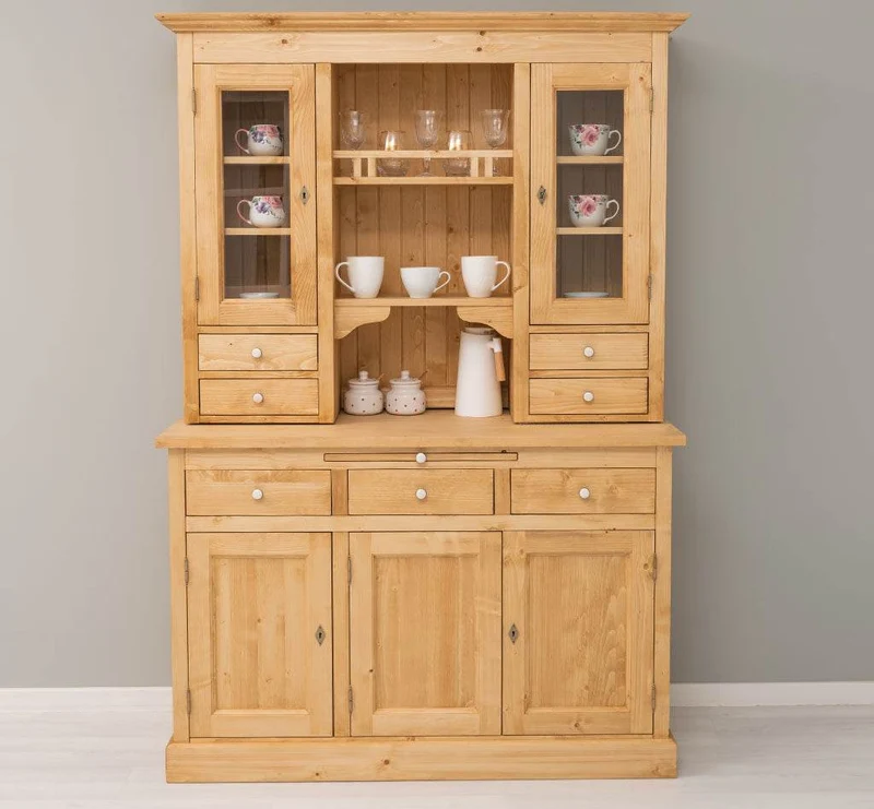 Küchen- und Buffetschrank aus Massivholz im Landhausstil