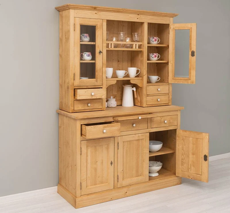 Küchen- und Buffetschrank aus Massivholz im Landhausstil
