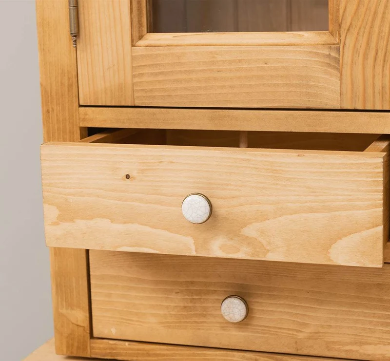 Küchen- und Buffetschrank aus Massivholz im Landhausstil