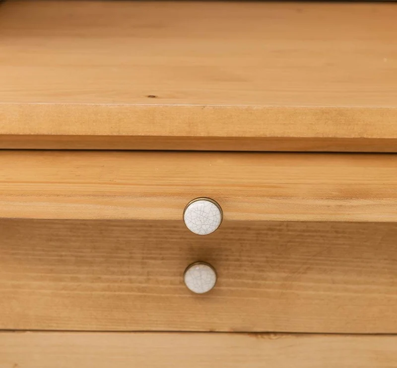 Küchen- und Buffetschrank aus Massivholz im Landhausstil