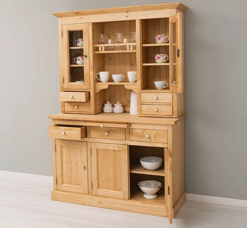 Küchen- und Buffetschrank aus Massivholz im Landhausstil