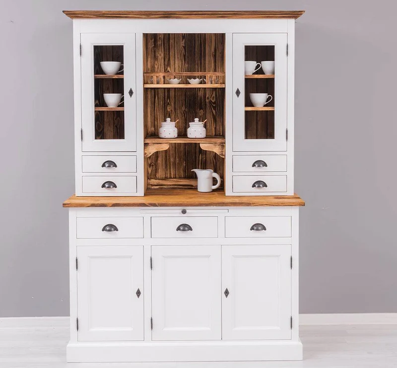 Küchen- und Buffetschrank aus Massivholz im Landhausstil