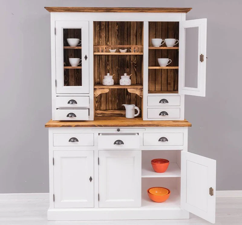 Küchen- und Buffetschrank aus Massivholz im Landhausstil