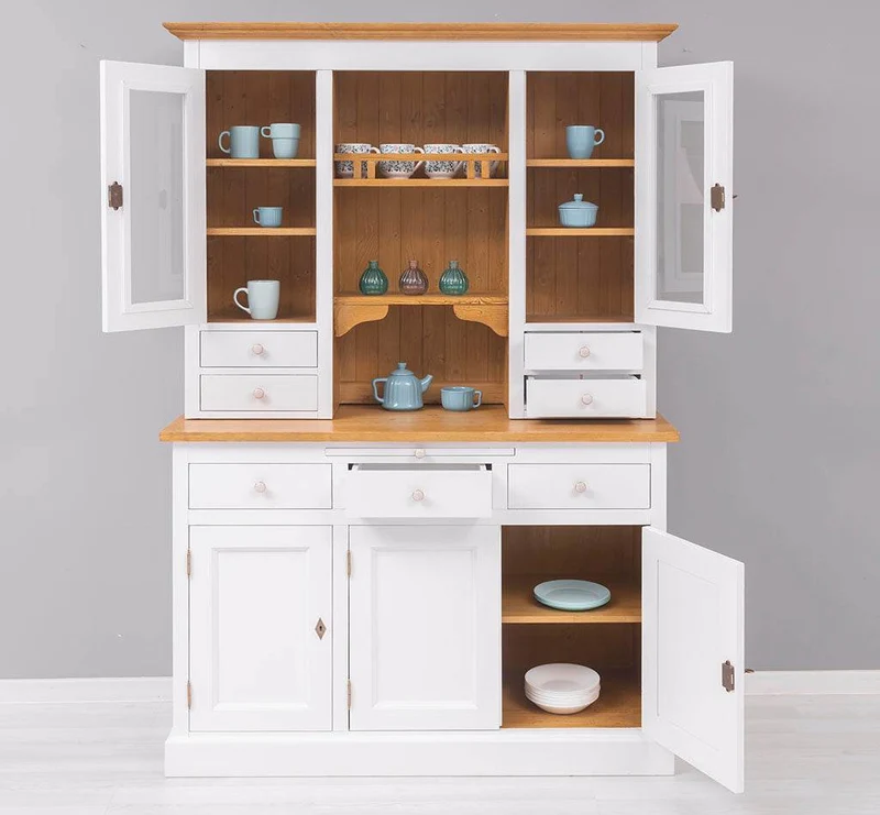 Küchen- und Buffetschrank aus Massivholz im Landhausstil