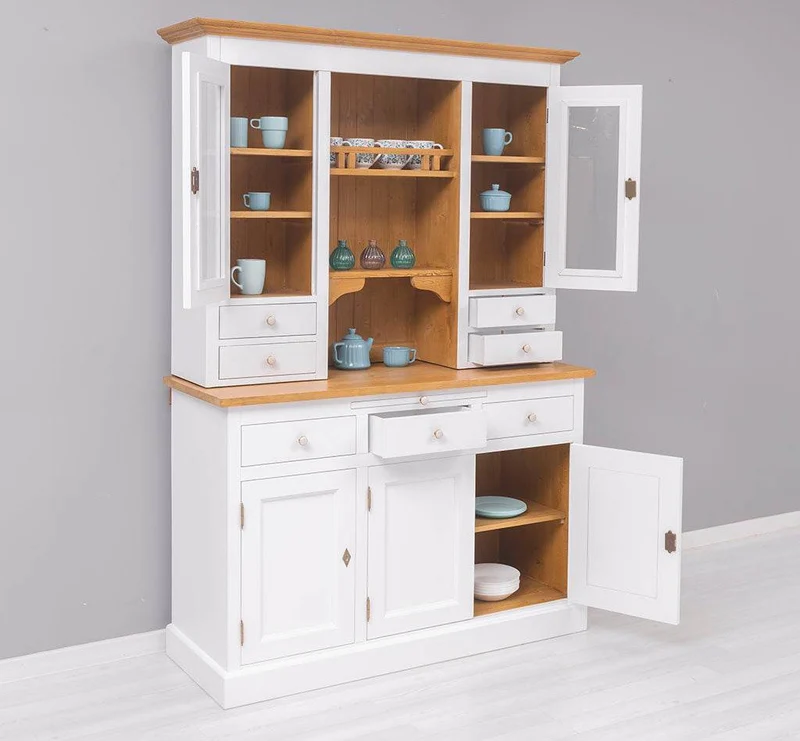 Küchen- und Buffetschrank aus Massivholz im Landhausstil