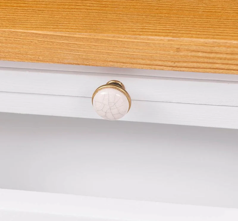Küchen- und Buffetschrank aus Massivholz im Landhausstil