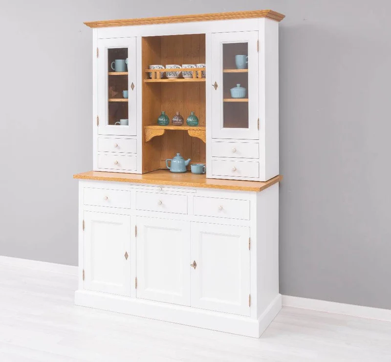 Küchen- und Buffetschrank aus Massivholz im Landhausstil