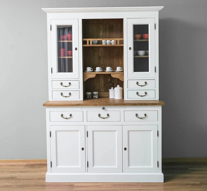 Küchen- und Buffetschrank aus Massivholz im Landhausstil