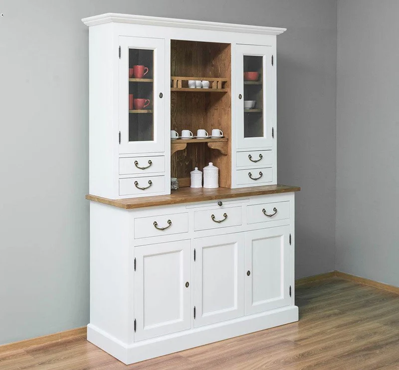Küchen- und Buffetschrank aus Massivholz im Landhausstil