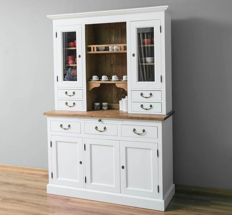 Küchen- und Buffetschrank aus Massivholz im Landhausstil