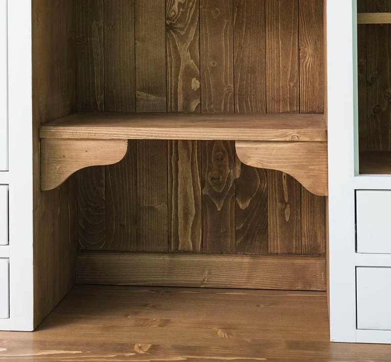 Küchen- und Buffetschrank aus Massivholz im Landhausstil