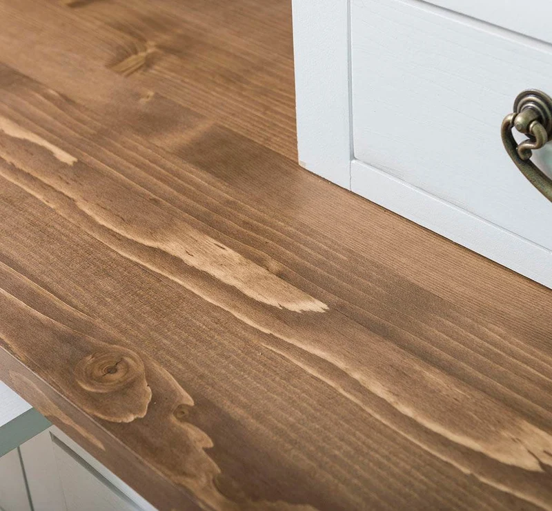 Küchen- und Buffetschrank aus Massivholz im Landhausstil