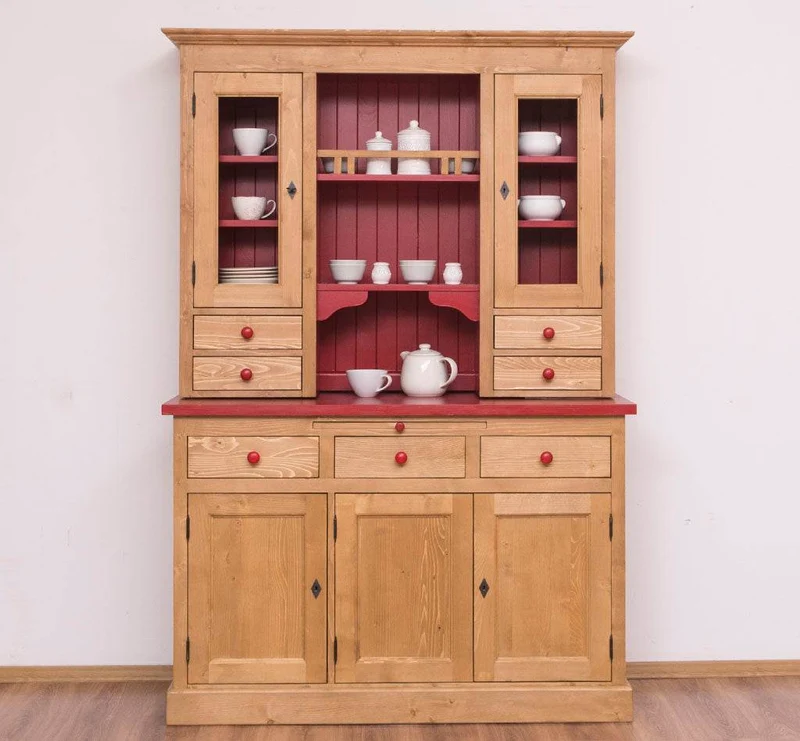 Küchen- und Buffetschrank aus Massivholz im Landhausstil