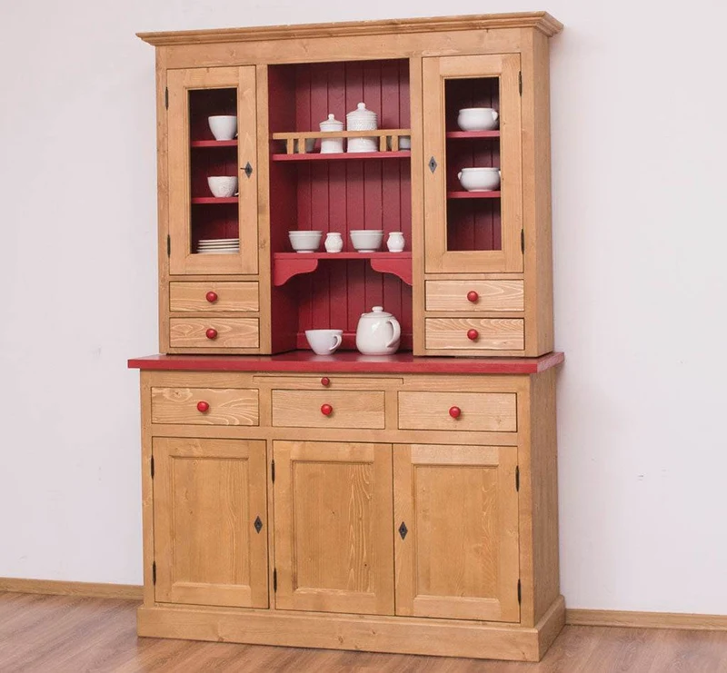 Küchen- und Buffetschrank aus Massivholz im Landhausstil