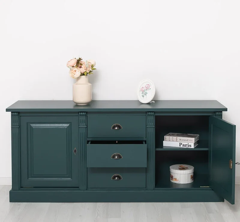 Dreitüriges Sideboard aus Massivholz im Landhausstil mit Ornamenten