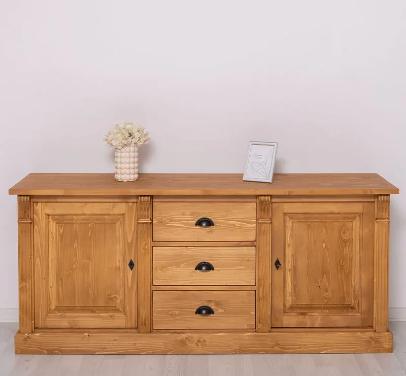 Dreitüriges Sideboard aus Massivholz im Landhausstil mit Ornamenten